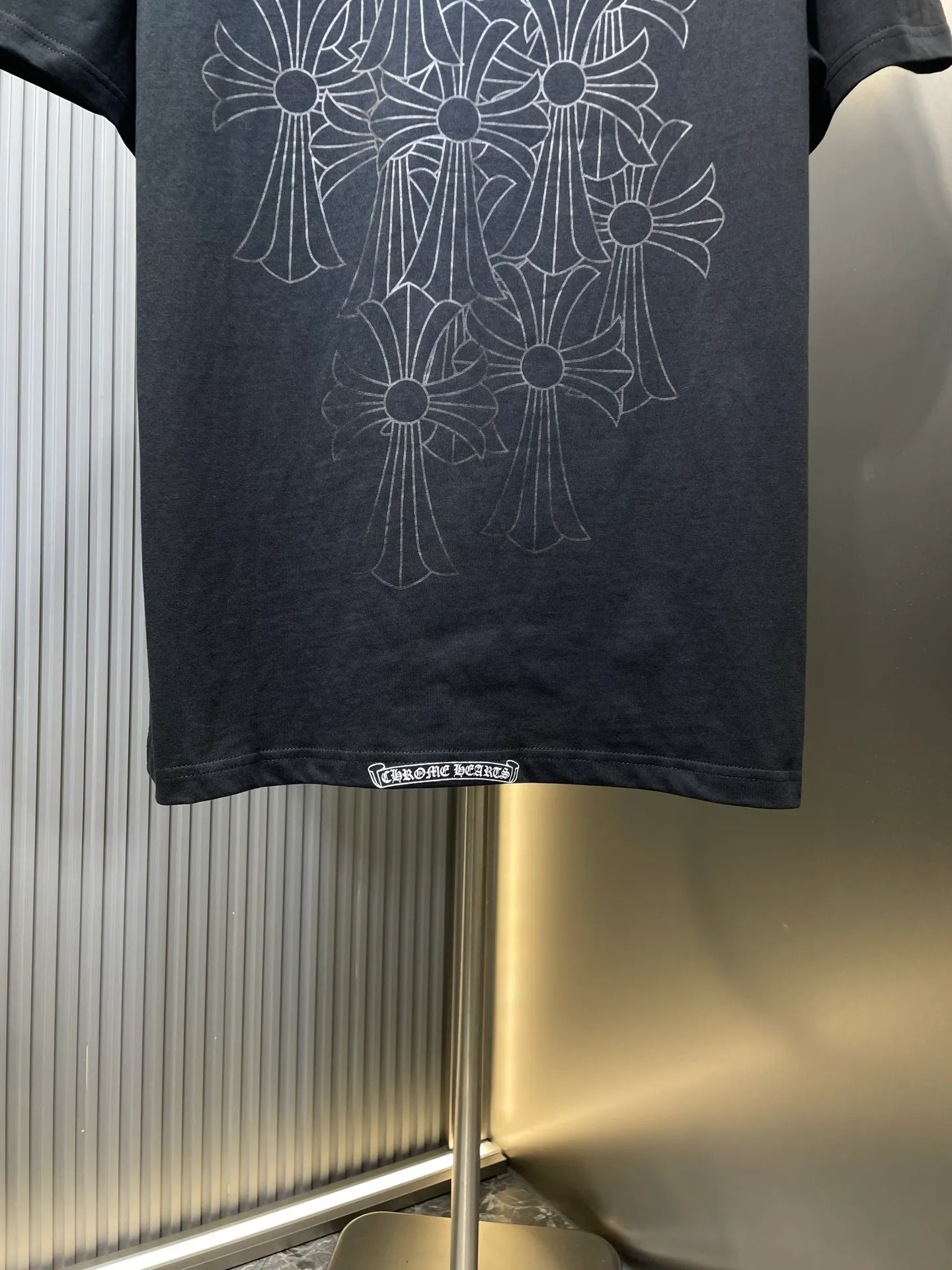 P250 Chrome Hearts 🌟[Top Original] Fabric: Cotton Material Description: The fabric is made of 26-woven 240-gram cotton material. Printing is very important. The ink used in the original version is beyond the standard printing. Generally, printing factories have no ability to restore it. After running to many factories, the final efforts paid off. The overall wiring is straight and delicate, the fabric is comfortable and soft, and the color is consistent without color difference. Can be matched with the same style to create a fashionable look, to suit various occasions, customized accessories, complete with three standards, same style for men and women size: s m l